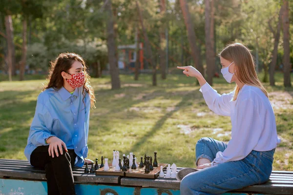 Két hölgy sakkozik és beszélgetnek. — Stock Fotó