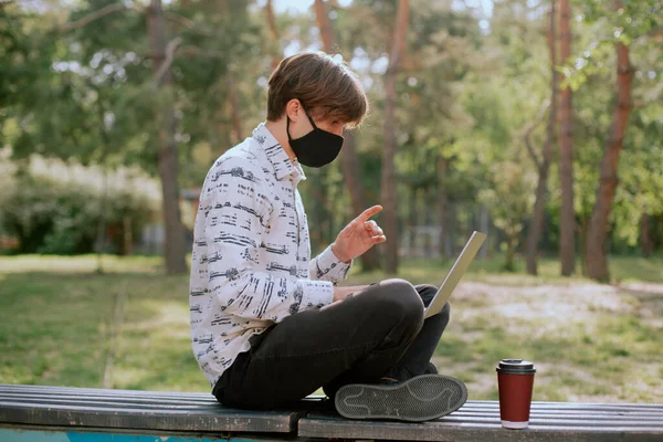 Schöner Geschäftsmann mit Maske im Hemd, im Freien sitzend und glücklich — Stockfoto