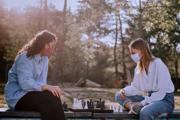Zwei Damen spielen Schach und unterhalten sich — Stockfoto