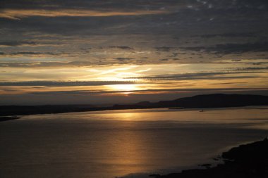  Her gün güneşin doğuşunu ve batışını izliyorum.