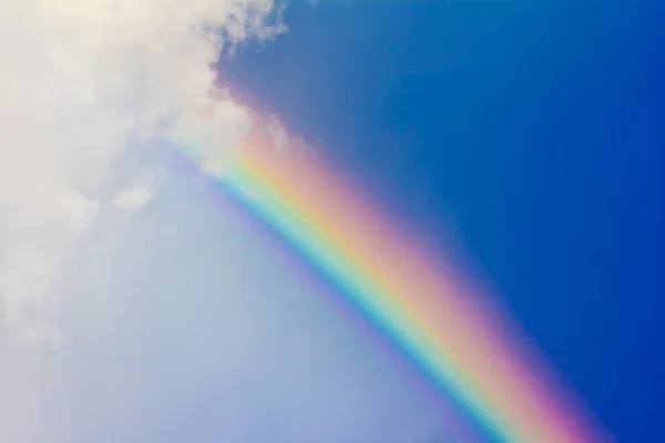 Arco-íris no céu azul — Fotografia de Stock