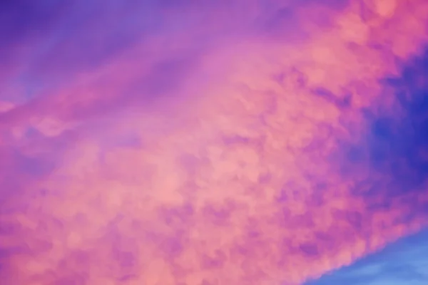 Leuchtende Farben am dramatischen Himmel — Stockfoto