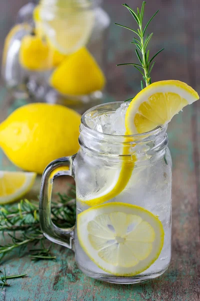 Limonada con limón fresco y romero en vaso —  Fotos de Stock