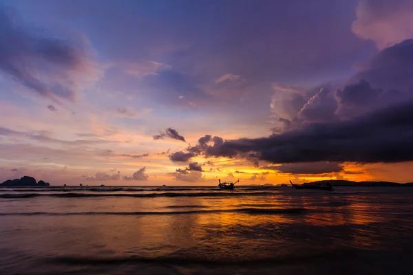 Bir Ao Nang Beach, Krabi, Tayland üzerinden günbatımı