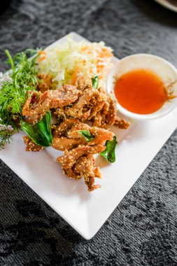 Lezzetli bitkilerle kızartılmış domuz eti.