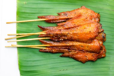 Taze yapılmış tavuk kanat satay şiş