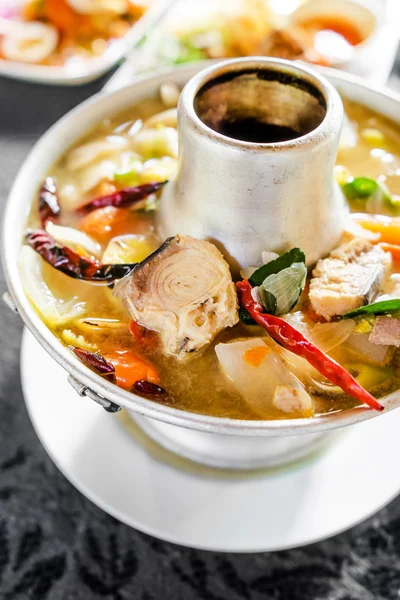 Tom Yum leves fűszeres hal édesvízi hal, Thai étel. — Stock Fotó
