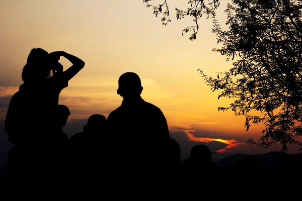 Silhouette of travelers with camera during sunset — Stock Photo, Image