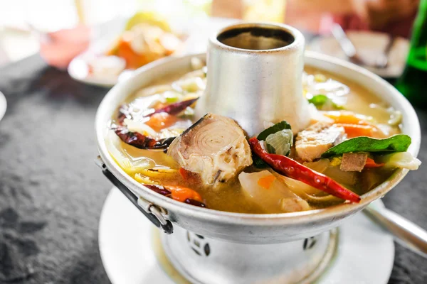 Tom Yum Balık baharatlı çorba ile tatlı su balık, Tayland gıda. — Stok fotoğraf