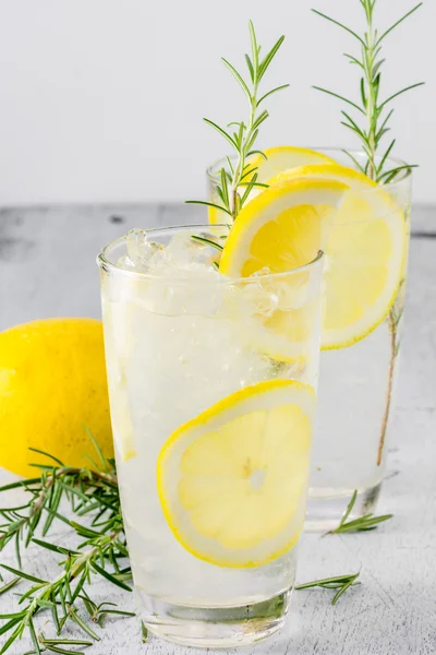 Limonada com limão fresco e alecrim — Fotografia de Stock