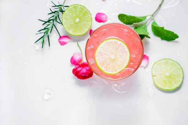 Erfrischendes Sommergetränk mit Erdbeere im Glas — Stockfoto