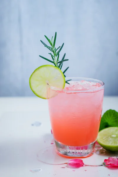 Erfrischendes Sommergetränk mit Erdbeere im Glas — Stockfoto