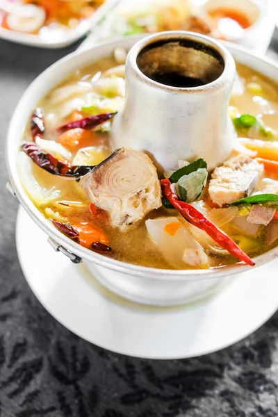 Tom Yum leves fűszeres hal édesvízi hal, Thai étel. — Stock Fotó