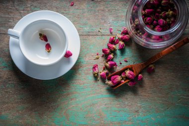 cam ahşap zemin üzerinde Tea gül çiçek