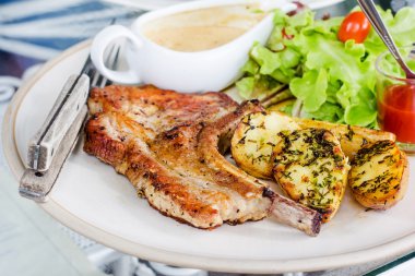 Domuz pirzolası patates kızartması ile 