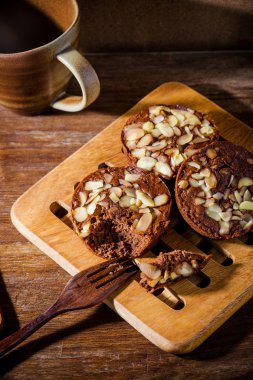 Ev yapımı lezzetli taze çikolata ve badem pasta