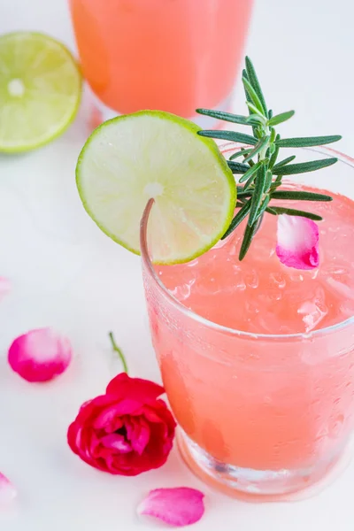 Refreshing summer drink with Strawberry in glasses — Stock Photo, Image