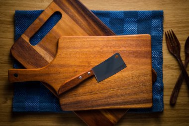 Ahşap mutfak eşyaları yığını