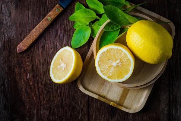 Свіжі лимони на дерев'яному фоні . — стокове фото