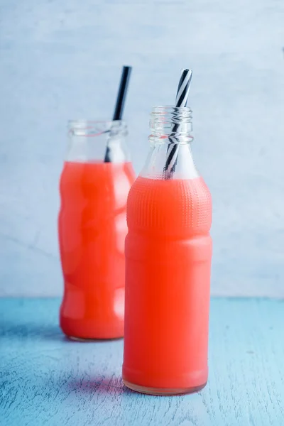 Літній напій з фруктовим соком у пляшці — стокове фото