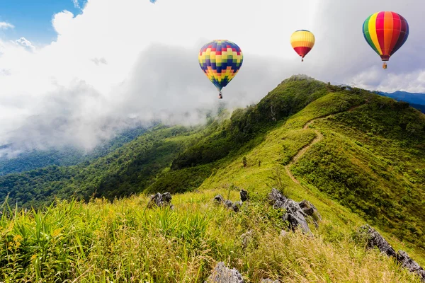 Dağların üzerinde uçan renkli sıcak hava balonları — Stok fotoğraf
