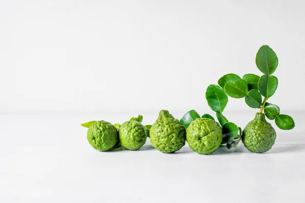 Fruta bergamota sobre fondo de madera blanca  . — Foto de Stock