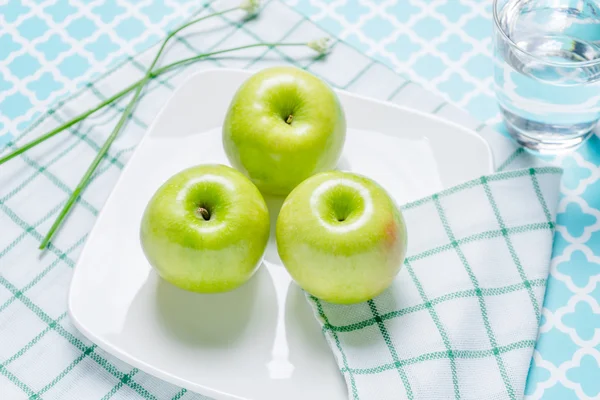 Masaya bir tabak taze yeşil elma. — Stok fotoğraf