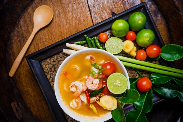 Tom yam kong veya Tom yum çorbası. Tayland gıda.