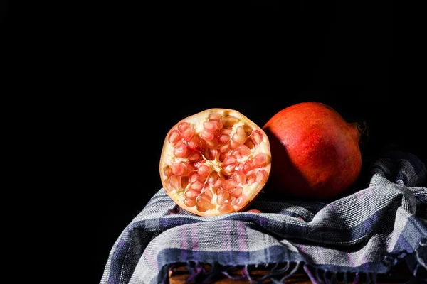 Fruta de granada madura de primer plano sobre fondo de mesa . — Foto de Stock