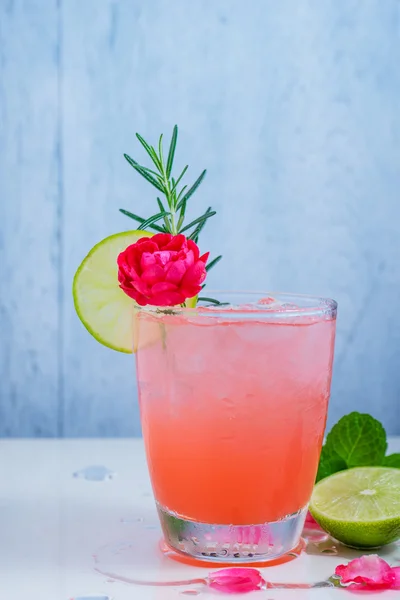 Bebida refrescante de verão com morango em óculos — Fotografia de Stock
