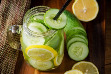 Detoks su ile limon, salatalık