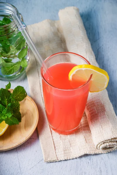 Refrescante bebida de verano con ponche de frutas —  Fotos de Stock