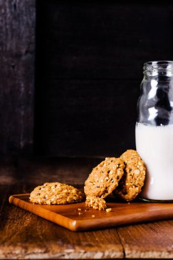 Süt şişesinin tam tahıllar kurabiye yığını