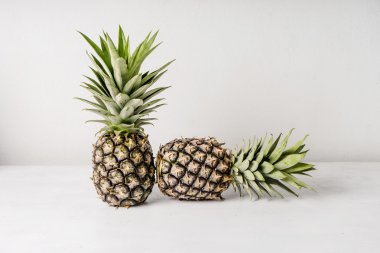 Ananas beyaz arka plan üzerinde ahşap tablo