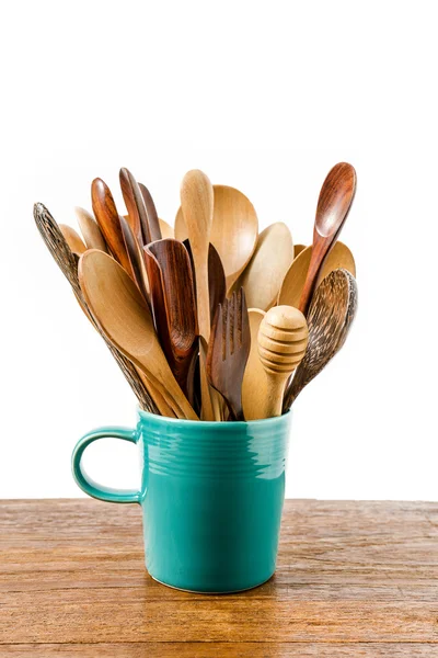 Ustensiles de cuisine en bois dans une tasse en céramique — Photo