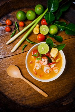 Tom yam kong veya Tom yum çorbası. Tayland gıda.