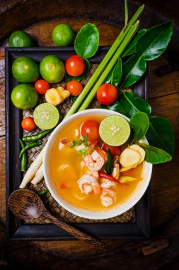 Tom yam kong veya Tom yum çorbası. Tayland gıda.