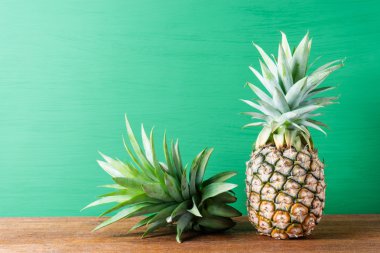 Yeşil ahşap arka plan üzerinde olgunlaşmış ananas