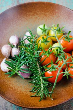 Kiraz domates, sarımsak ve biberiye seramik plaka