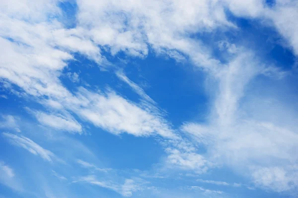 Nuvens brancas fofas no céu azul — Fotografia de Stock