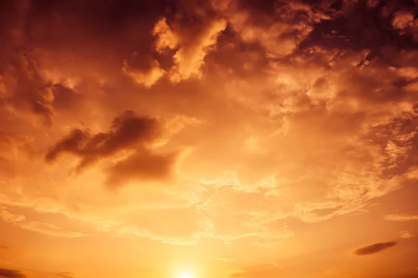 夕暮れ時の雲とカラフルな劇的な空 — ストック写真