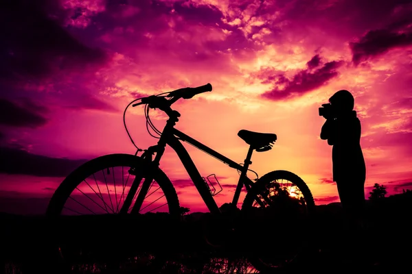 Silhouette of boy and bicycle on sunset background — Stock Photo, Image
