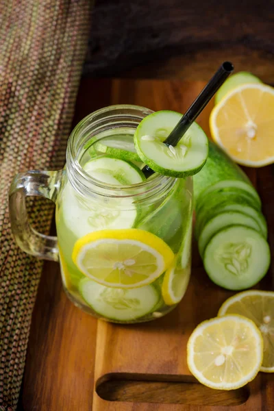 Water met citroen, detox komkommer — Stockfoto