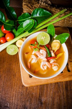 Tom yam kong veya Tom yum çorbası. Tayland gıda.