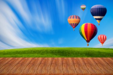 Arka plan - can dis için kullanılan ahşap masa üstü sıcak hava balonlar