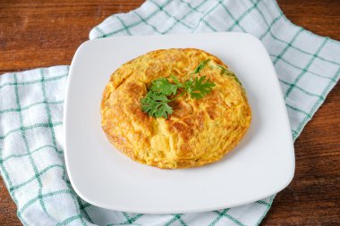 Beyaz seramik plaka sebzeli omlet 