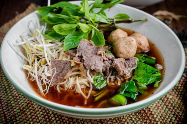 Asya şehriye çorbası ile sığır eti köfte taze sebze ile woo