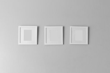 Üç beyaz fotoğraf çerçeveleri duvara kolaj