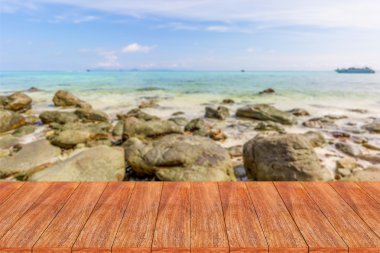 Ahşap masa bulanık plaj arka plan üzerinde en iyi