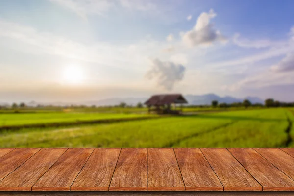 Empty wooden table and blur rice field background — Stock Photo, Image